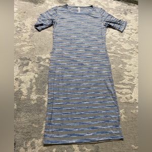 LuLaRoe Womens M EUC Gray/blue Striped 1/2 Sleeves Knee Length Scoop Neck EUC